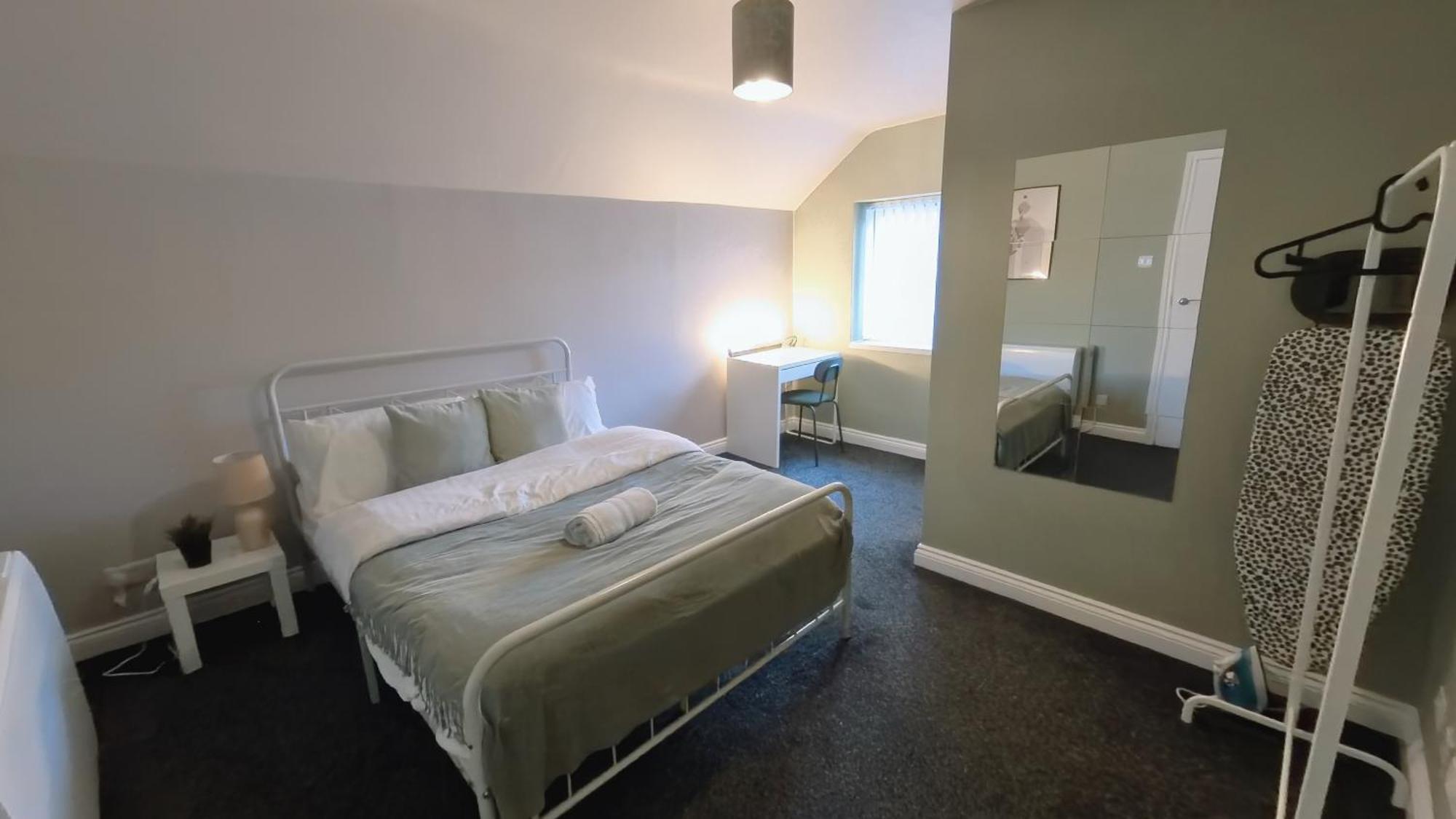 Group Bookings: Up To 30 Guests Across 5 Spacious Flats! Keyless Access Free Wifi & Parking Birmingham Bagian luar foto